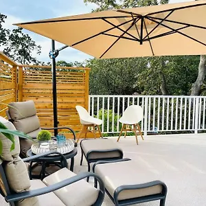 https://stylish-cozy-one-bedroom-studio-with-free-parking.richmond-hotels.com